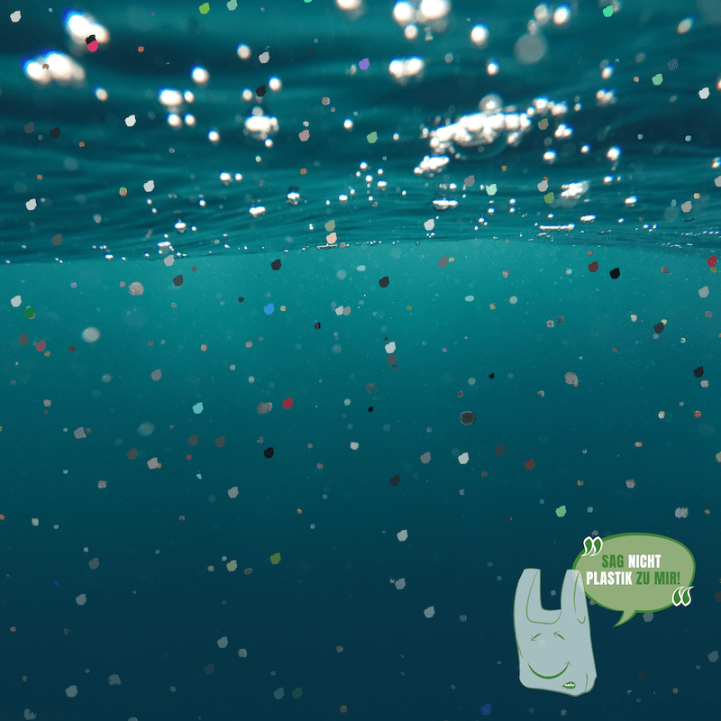 Mikroplastikteile im Meer