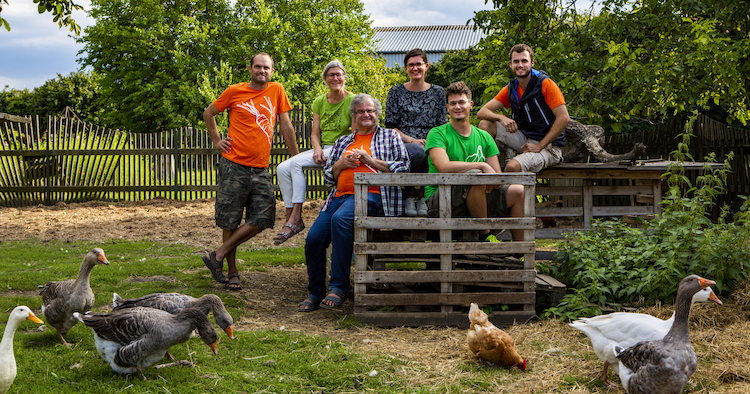 ADAMAH BioHof Familie Zoubek Stefan, Sigrid, Gerhard, Elisabeth, Christian, Simon vlnr (c) Sandra Tauscher