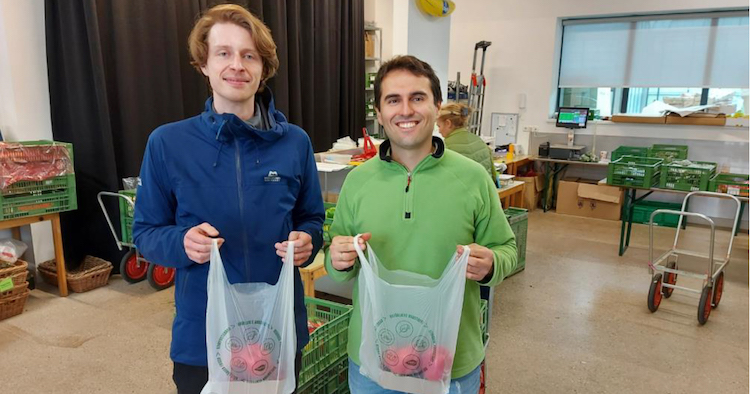 Gärtnerei Ganger - Fabian Coosmann (NaKu) und Daniel Ganger (Gärtnerei Ganger) in der Verpackunshalle