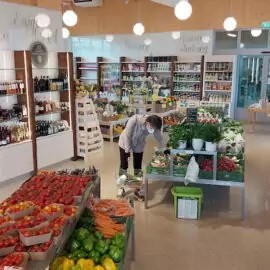 Eine sehr große Auswahl an frischem Obst und Gemüse sowie Produkte von Bauern aus der Region gibt es im Abhol-Laden