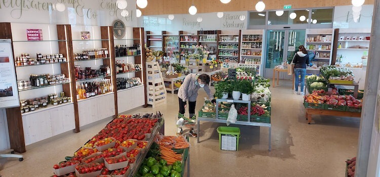 Eine sehr große Auswahl an frischem Obst und Gemüse sowie Produkte von Bauern aus der Region gibt es im Abhol-Laden