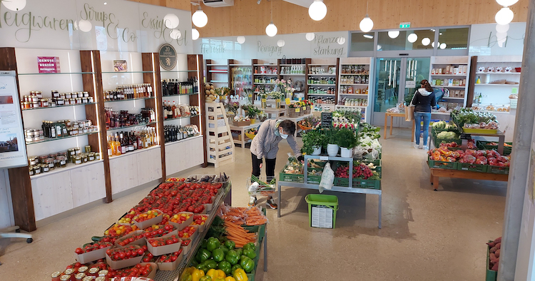 Gärtnerei Ganger - A very large selection of fresh fruit and vegetables as well as products from farmers in the region are available in the pick-up shop