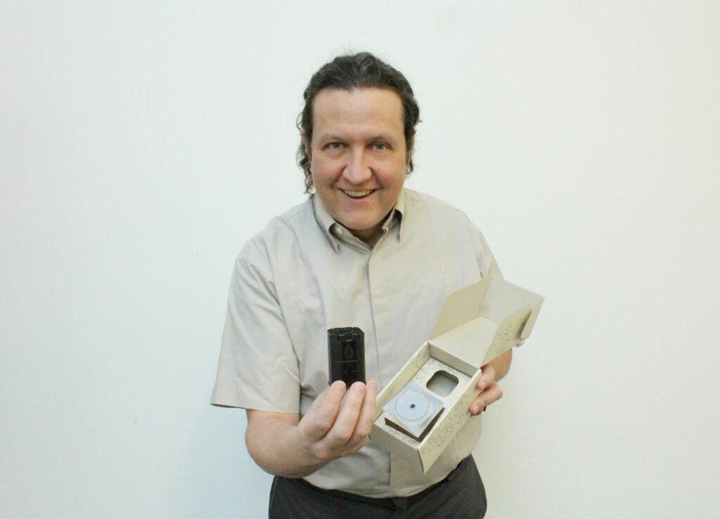 Johann Zimmermann with the replacement cartridge made of bioplastics for natural cosmetics