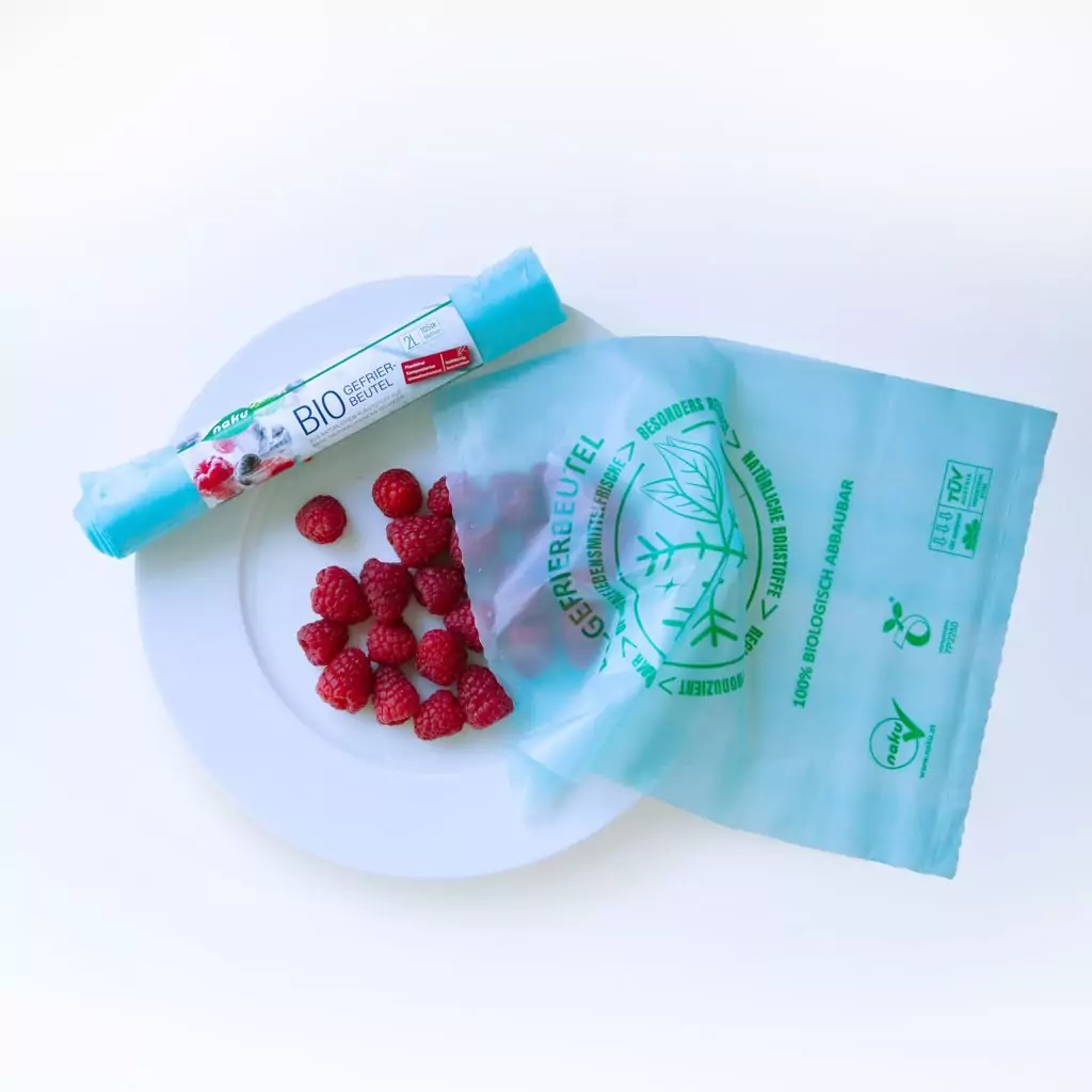 Der NaKu Bio Gefrierbeutel mit Himbeeren NaKu Bio-Gefrierbeutel aus Biokunststoff mit Beeren