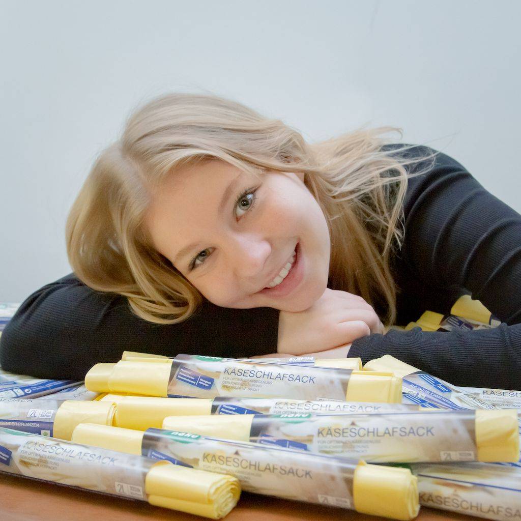 Lizzy mit dem neuen NaKu Käseschlafsack aus Biokunststoff