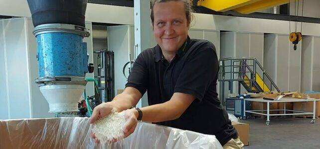 Johann Zimmermann mit rezykliertem Biokunststoff bei NGR Next Generation Recycling