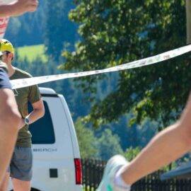NaKu Absperrband aus Biokunststoff beim Koralpenlauf mit Läufer:innen