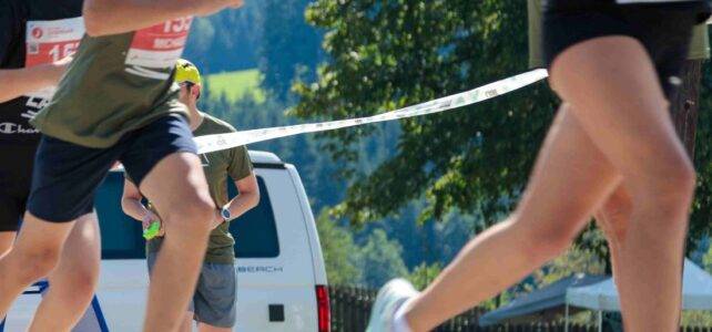 NaKu barrier tape made of bioplastic at the Koralpenlauf with runners