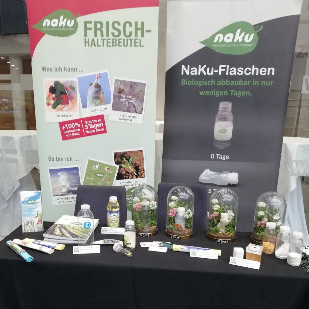 Der Marktstand bei der BMK Veranstaltung mit der Ausstellung der NaKu Produkte aus Biokunststoff