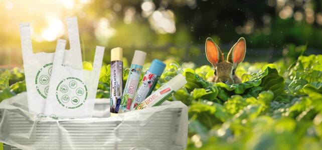 Naku Osteraktions-Produkte mit einem KI-generiertem OSterhasen in einem Salatfeld.