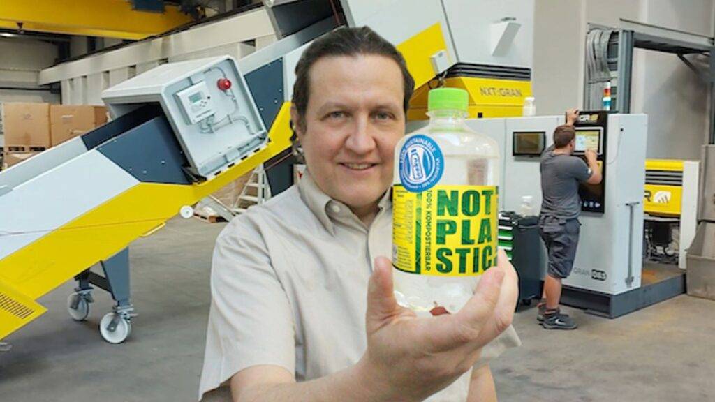 Johann Zimmermann mit der zu 120% nachhaltigen NaKu rPLA Flasche.