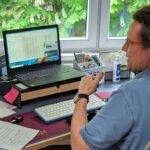 Johann Zimmermann bei der Podcast Aufzeichnung im Büro vor seinem PC