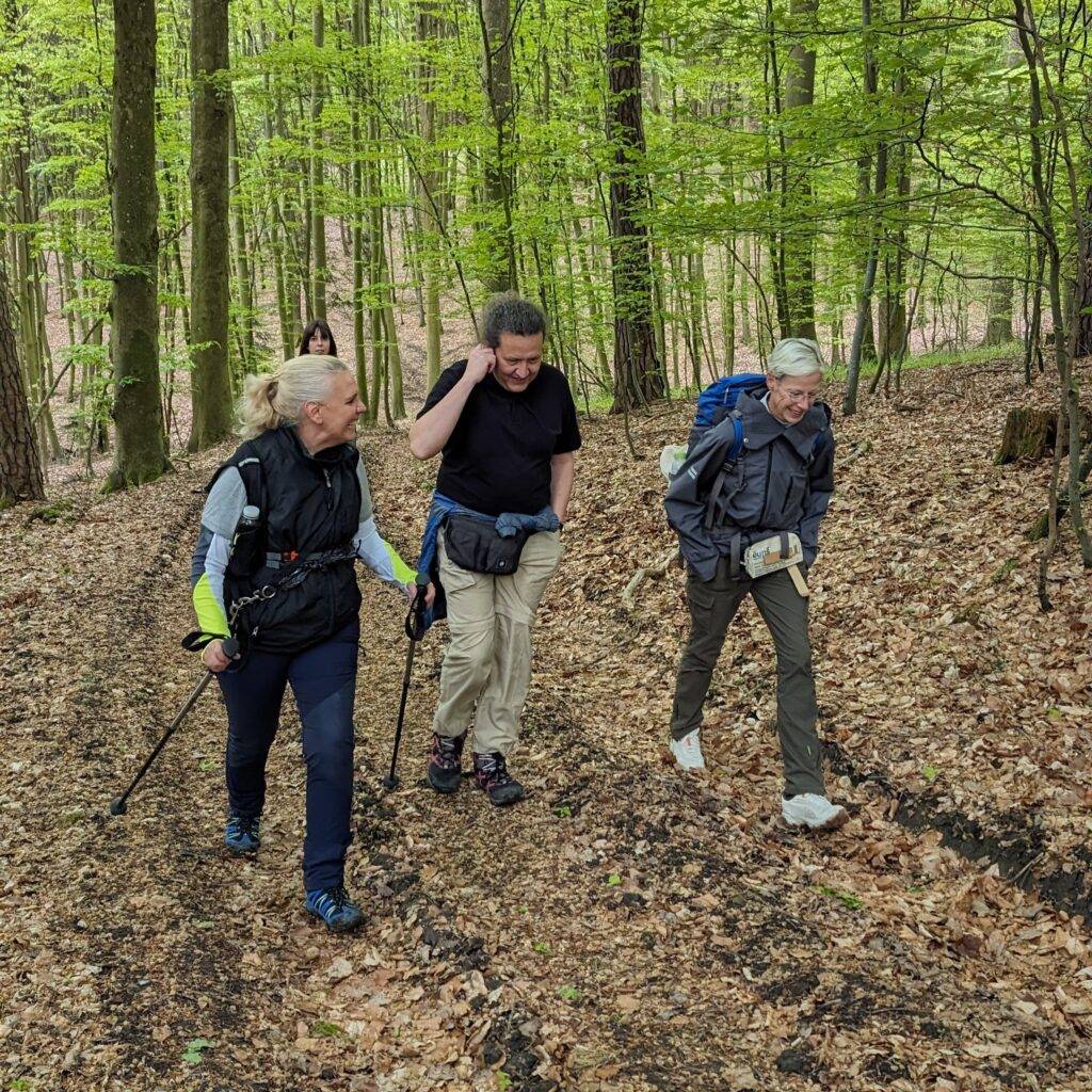 Ute Zimmermann, Johann Zimmermann und Martina Gleissenebner-Teskey am zweiten Tag des WALK4FUTURE im Wald | NaKu - Aus Natürlichem Kunststoff Ute Zimmermann, Johann Zimmermann und Martina Gleissenebner-Teskey am zweiten Tag des WALK4FUTURE