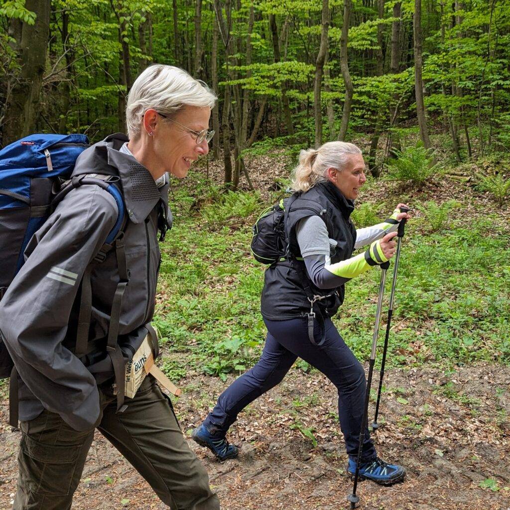 Martina Gleissenebner-Teskey mit Ute Zimmermann am zweiten Tag des WALK4FUTURE