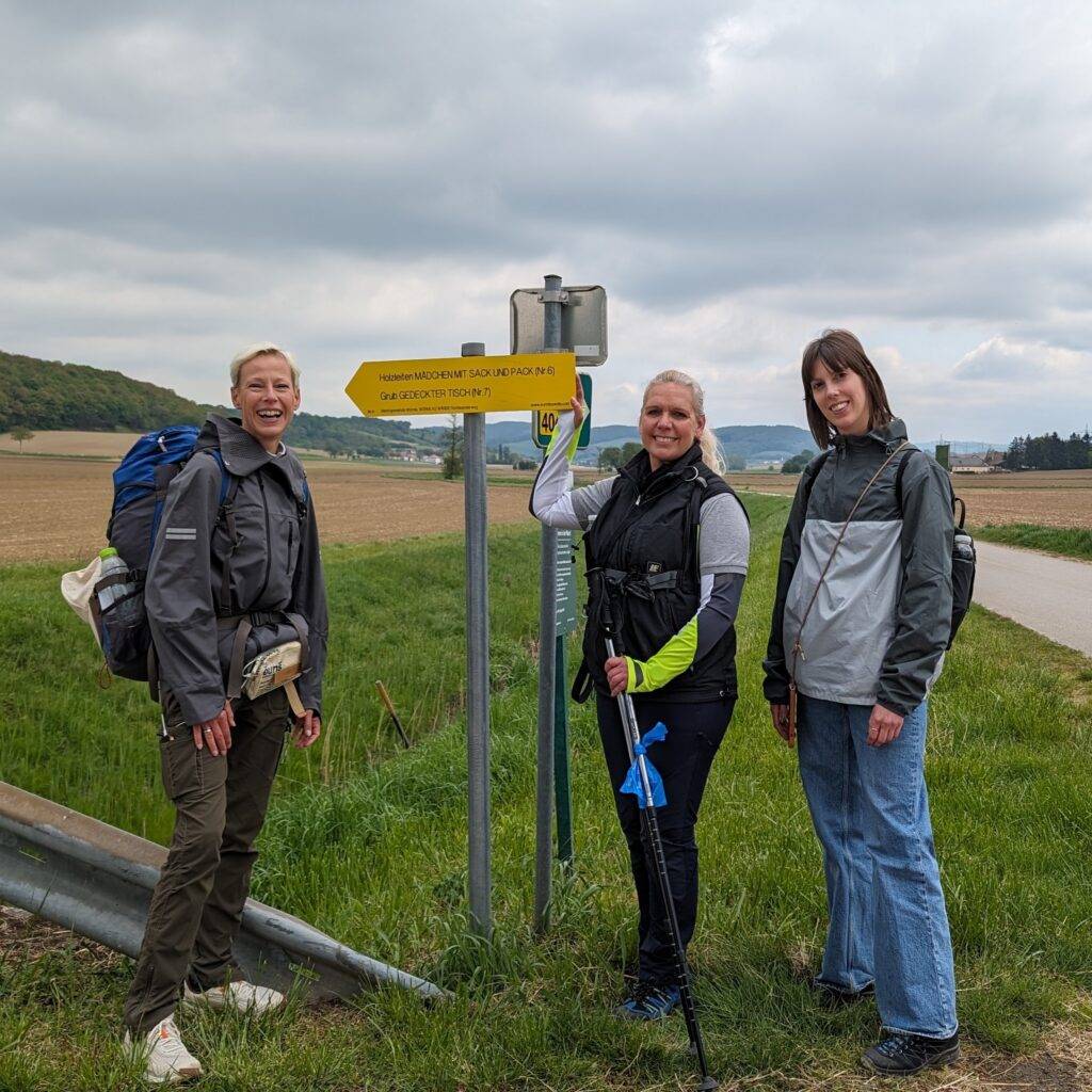 Eine kleine Pause am zweiten Tag des WALK4FUTURE mit Martina Gleissenebner-Teskey, Ute Zimmermann und Laura (Grafik NaKu) | NaKu - Aus Natürlichem Kunststoff Eine kleine Pause am zweiten Tag des WALK4FUTURE mit Martina Gleissenebner-Teskey, Ute Zimmermann und Laura