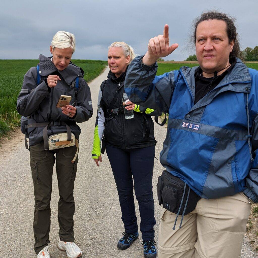 Martina Gleissenebner-Teskey, Ute Zimmermann and Johann Zimmermann briefly looked for directions