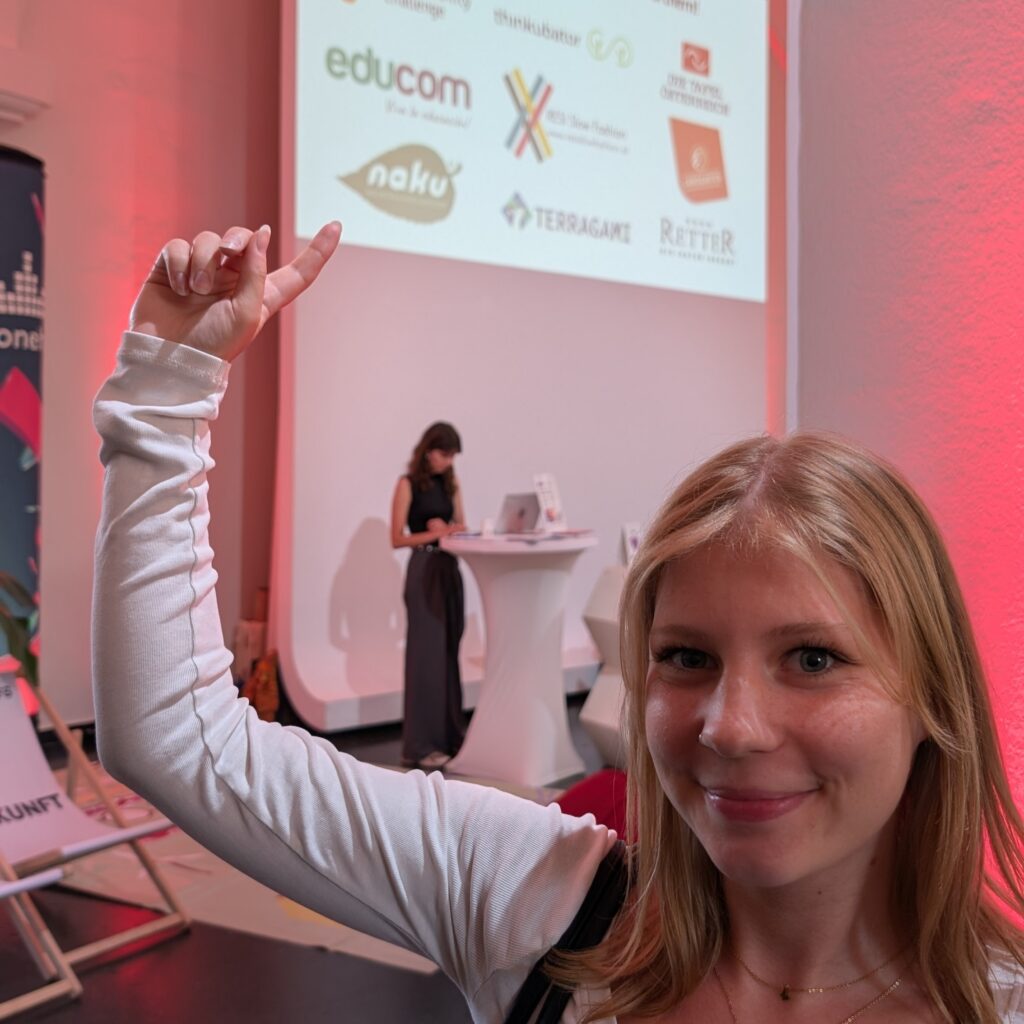 Lizzy vom NaKu Team beim SPEAK OUT Event NaKu freut sich, Partner des KURIER futurezone.at SPEAK Out Events zu sein