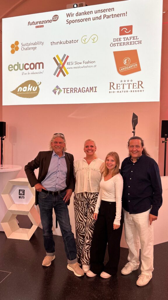 Das NaKu Team vor der Sponsor und Partner Tafel beim SPEAK OUT Das NaKu Team vor der Sponsor und Partner Tafel