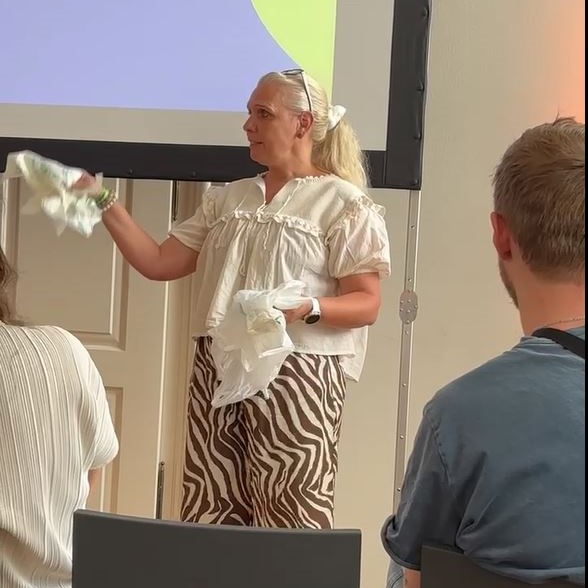 Ute Zimmermann mit Beispielen von gefälschten Biosackerln beim KURIER futurezone SPEAK OUT 2025