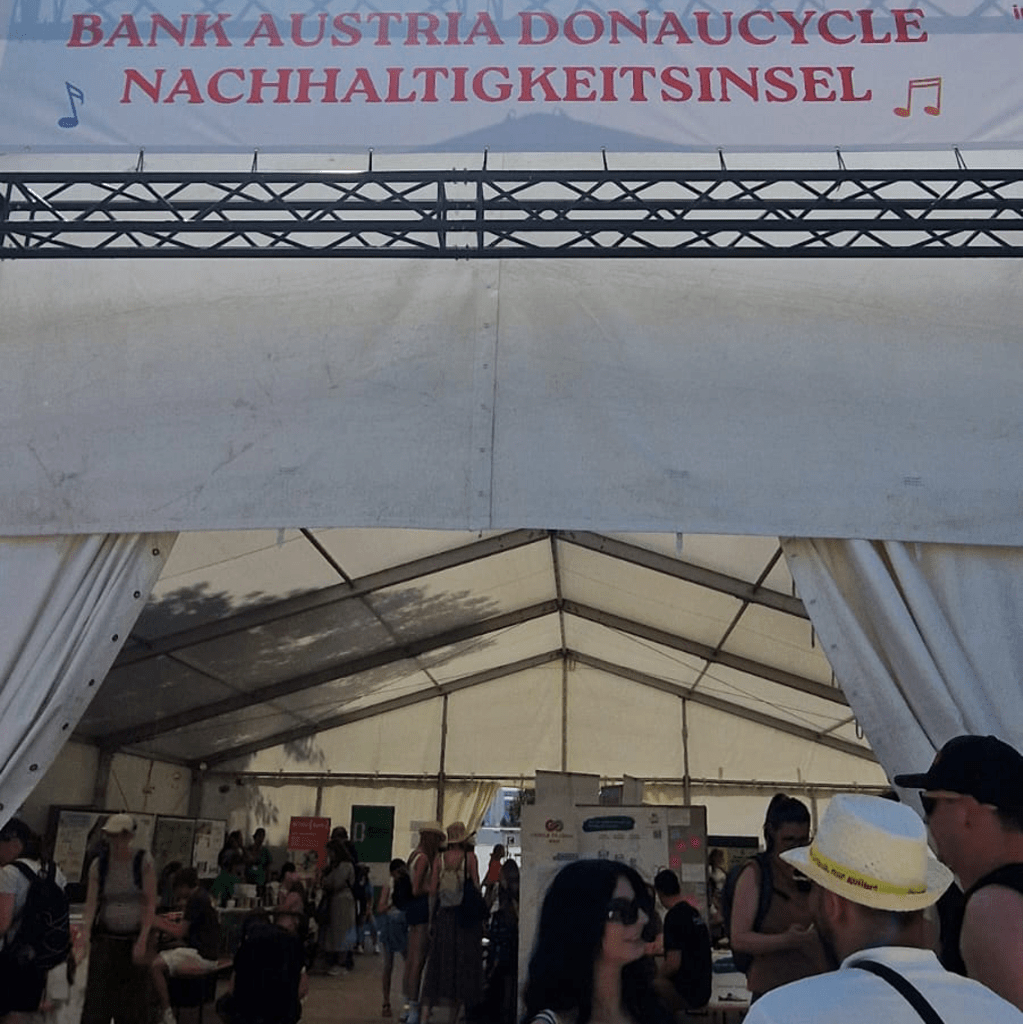 Bank Austria Donaucycle Nachhaltigkeitsinsel Zelteingang NaKu beim Donauinselfest 2025 – Bank Austria Donaucycle Nachhaltigkeitsinsel Zelteingang