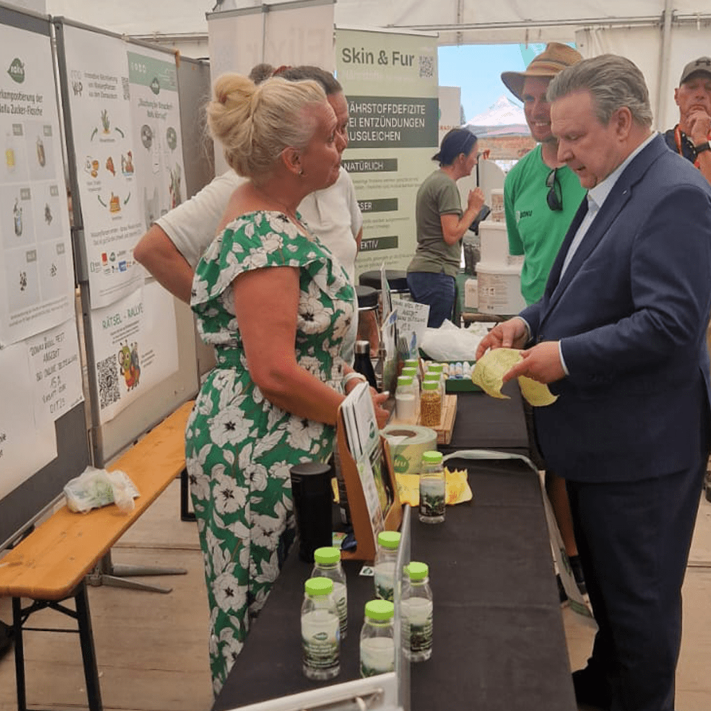 Donaucycle Nachhaltigkeitsinsel Wiener Bürgermeister Dr Michael Ludwig am NaKu Infostand mit Ute Zimmermann Ein besonderes Highlight war der Besuch von Wiens Bürgermeister Dr. Michael Ludwig an unserem Infostand.
