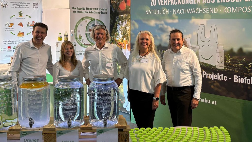 Fachpack 2025 Team an der NaKu Wasserbar Im Vordergrund die NaKu Wasserbar auf der Fachpack 2025