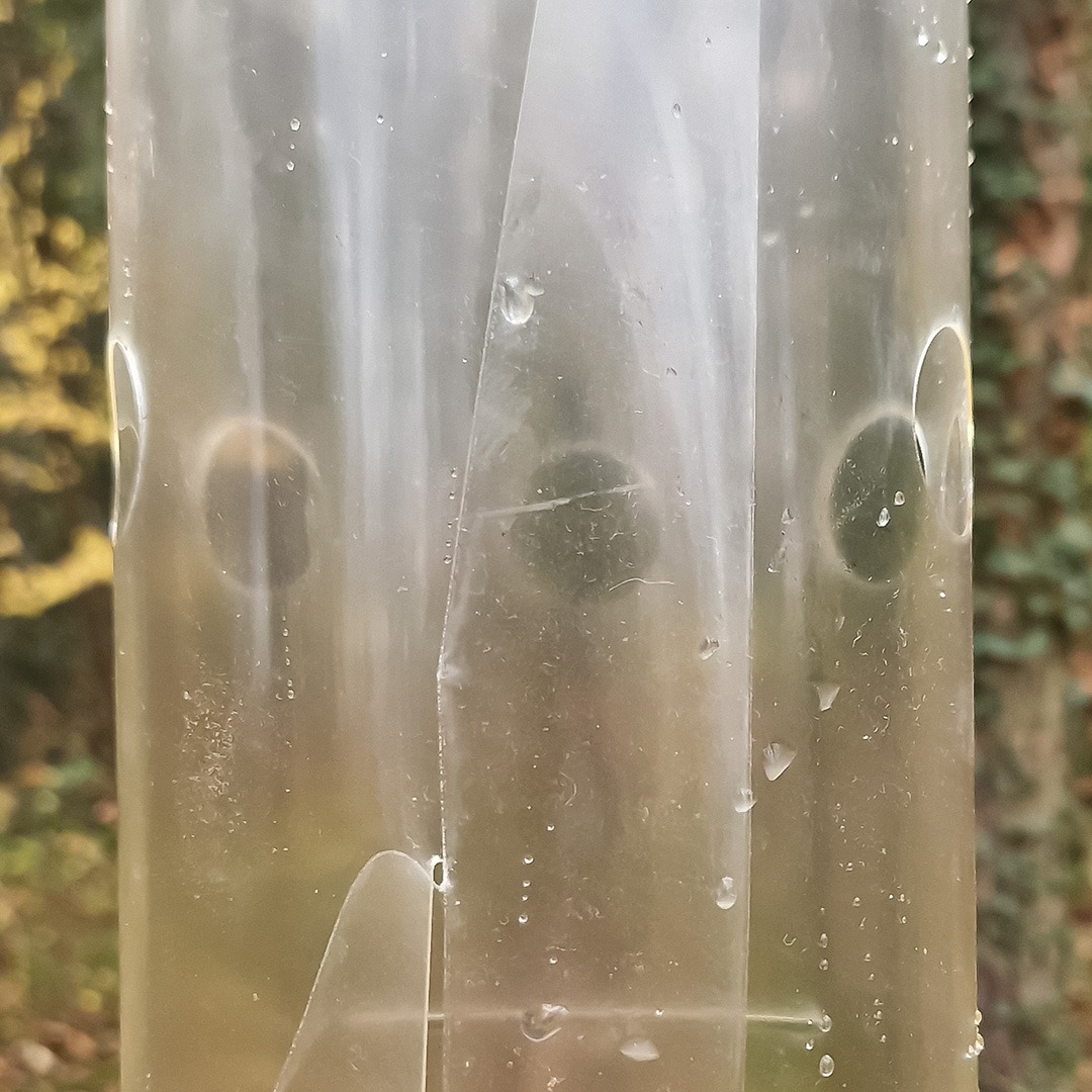 Ein optimales Mikroklima ist durch die Perforierung der biologisch abbaubaren Baumschutzhülle gewährleistet